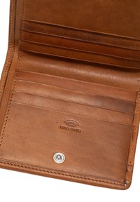 Braunes Leder-Wallet-Innenleben mit mehreren Kartenfächern, einem Metall-Druckverschluss und einem geprägten "RFID SAFE"-Logo. Glatte Textur.
