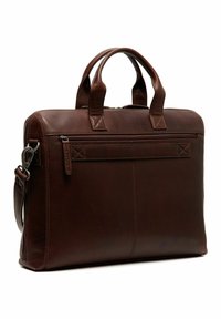 Malette en cuir marron avec deux poignées, bandoulière ajustable, fermeture éclair et poche avant avec détails de couture. Texture lisse.