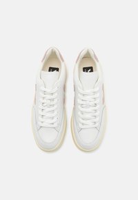 Veja V-12 - Tenisky - extra white/babe
