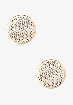 Pendientes de metal en forma redonda con intrincados recortes geométricos, que presentan un acabado dorado suave y brillante, y un diseño ligero.