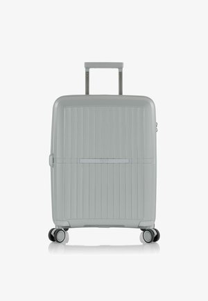 Grauern Hartschalenkoffer mit vertikalem Rillenmuster, ausziehbarem Griff und vier Rollen für einfaches Bewegen. Elegantes Design und strukturierte Oberfläche.