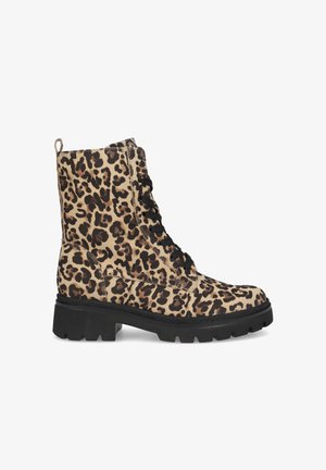 Leopardprint enkellaarsjes van een gestructureerde stof, met zwarte veters en een stevige zwarte zool. Robuust ontwerp met een handvat aan de achterkant voor gemakkelijk aan- en uittrekken.