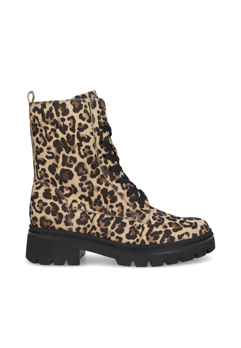 Stivaletti alla caviglia in stampa leopardata con tessuto testurizzato, lacci neri e suola chunky nera. Design robusto con una linguetta sul retro per un facile indossamento.