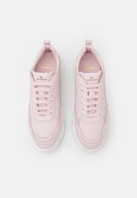 Vaaleanpunaiset tennarit, joissa on sileä nahkapäällinen, pyöreä kärki ja valkoinen kumipohja. Nauhat ja kielellä kultainen "Copenhagen"-logo.