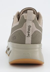 Hellbraune und beige Sportschuhe mit einem strukturierten Mesh-Obermaterial, gepolstertem Kragen und Gummisohle. Verfügt über eine Zuglasche und ein Logo auf der Rückseite.