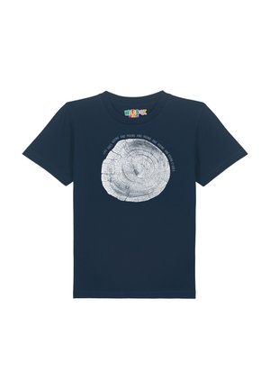 Navyblaues T-Shirt aus Baumwolle, mit einem weißen Baumring-Graphic und Text darum herum. Kurze Ärmel und runder Ausschnitt.