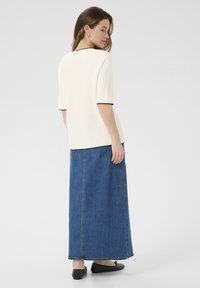 Kaffe LINKA CONTRAST - Triko s potiskem - chalk w black contrast