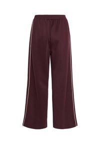 Bordeaux wijde pijpen broek met een ontspannen pasvorm, voorzien van een elastische tailleband en witte zijkanten voor detail. Soepele, zachte textuur.