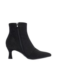 Stivale alla caviglia nero con punta affusolata, materiale in suede testurizzato, decorato con piccole borchie, cerniera laterale e un tacco kitten basso.