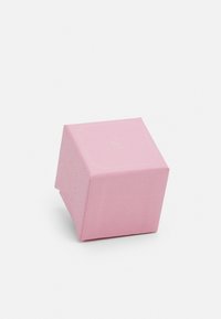 Kleine rosa Papierbox, geformt wie ein Würfel mit einer strukturierten Oberfläche. Verfügt über ein dezentes geometrisches Muster und eine flache Oberseite.