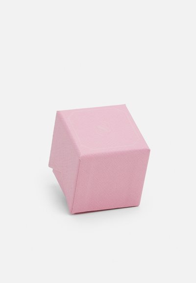 Petite boîte en papier rose, en forme de cube avec une surface texturée. Présente un motif géométrique subtil et un dessus plat.