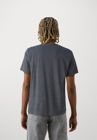 American Eagle CORE TEE  - Apdrukāts T-krekls - dark gray