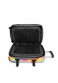 La maleta de ruedas multicolor presenta un vibrante diseño abstracto. El interior es negro y cuenta con un bolsillo de malla y correas ajustables para un embalaje seguro.