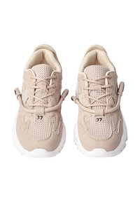 Scarpe sportive beige con tomaia in rete e colletto imbottito. Presentano una suola in gomma bianca e lacci decorativi. Etichetta della taglia 37 visibile.