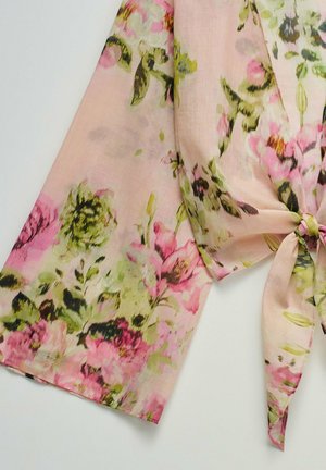 Pañuelo floral de color rosa claro con flores en estilo acuarela verde y rosa, atado en un nudo suelto sobre un fondo blanco.