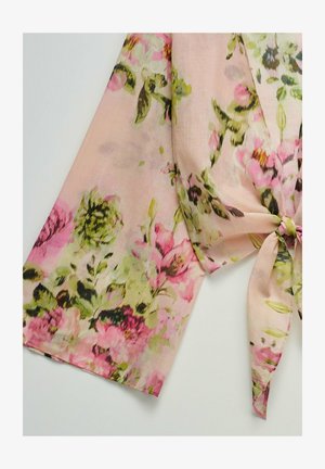 Pañuelo floral de color rosa claro con flores en estilo acuarela verde y rosa, atado en un nudo suelto sobre un fondo blanco.