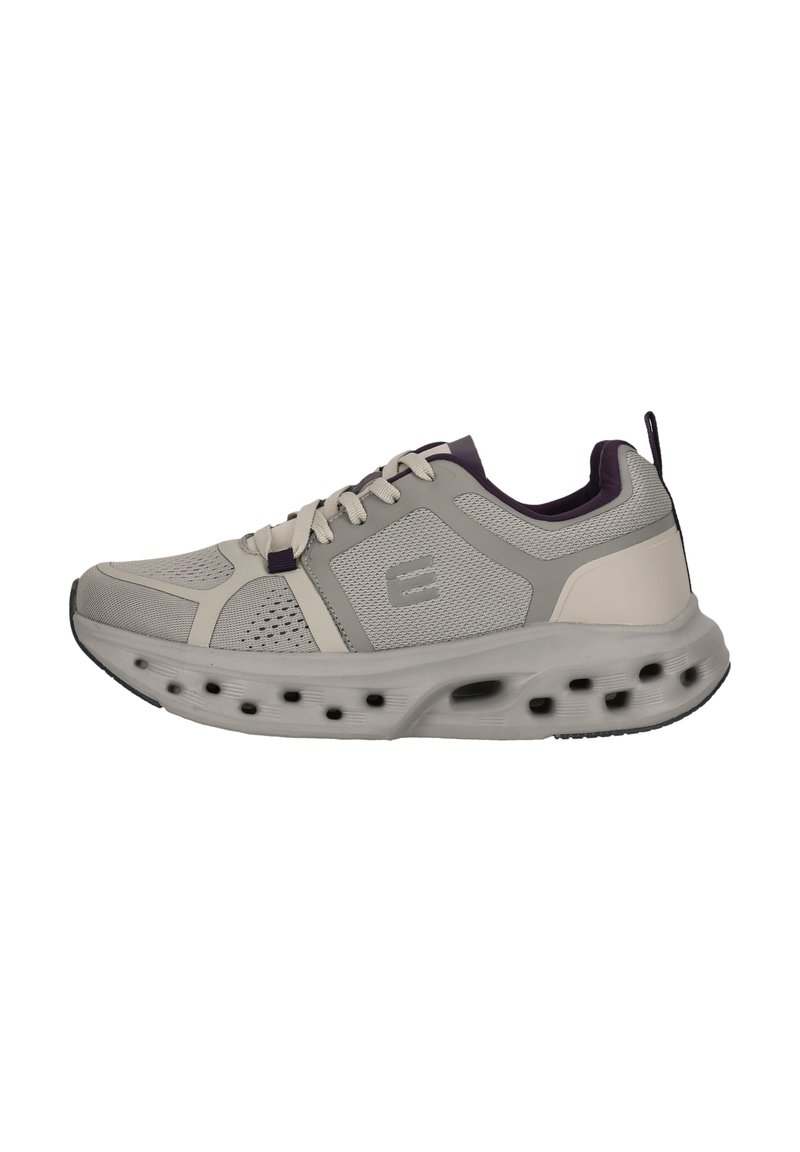 Hellgrauer Sportschuh mit Mesh-Obermaterial, Schnürverschluss, dicker Sohle mit Belüftungslöchern sowie dunkelviolettem Innenfutter und Fersenschlaufe.