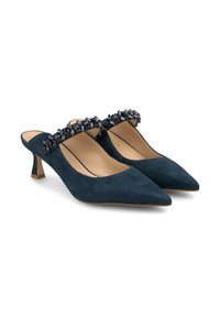 Mule in suede blu navy con punte affusolate, decorate con una fascia di perline sul collo del piede. Tacco basso, interno liscio.