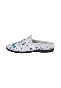 Pantufla gris claro con una textura suave, suela negra y patrones decorativos y letras en negro. Diseño tipo slip-on con la parte trasera abierta.