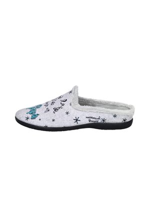 Pantufla gris claro con una textura suave, suela negra y patrones decorativos y letras en negro. Diseño tipo slip-on con la parte trasera abierta.