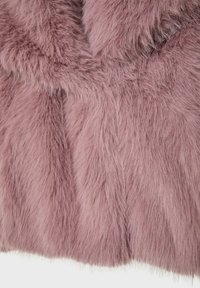 Umetna krzna tkanina v mehki roza barvi, ki ima dolge, puhaste teksture z rahlim leskom. Material ima gladek, luksuzni videz.