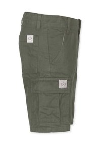 Vihreät cargo-shortsit, jotka on valmistettu puuvillasta. Shortsissa on sivutaskut, reiden kohdalla logo-patch ja suoraleikkoinen muotoilu.