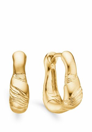 Guldcreoler med et tekstureret design med bløde kurver og et snoet bånddetalje. Poleret finish, der forstærker den samlede glans.