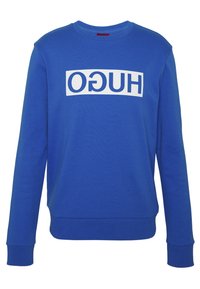 Modrá mikina vyrobená z bavlněné směsi, s dlouhými rukávy a kulatým výstřihem. Na přední straně se nachází bílé logo na obdélníkovém pozadí.