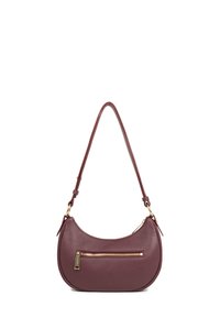 Borsa a spalla in pelle bordeaux con forma curvata, superficie texturizzata, hardware dorato e tasca con zip anteriore. Cinghia regolabile inclusa.