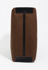 Rudas audinys maišelis su juodais odiniais akcentais; stačiakampio formos, su lygia tekstūra ir vertikaliai besidriekiančia centrinio odinio juosta.