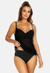 Czarny kostium plażowy w formie tankini z wsparciem w postaci fiszbin, regulowanymi ramiączkami i dekoracyjnym wykończeniem. Połączony z jednoczęściowym czarnym bikini.