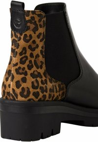 Bottine en cuir noir avec semelle épaisse et patch talon en daim à imprimé léopard marron, dotée d'un panneau latéral élastique noir et d'une languette de tirage.