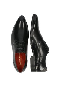 Scarpe in pelle nera con una superficie liscia, punta arrotondata, design con lacci e tacco basso a blocco; l'interno presenta una fodera rossa.