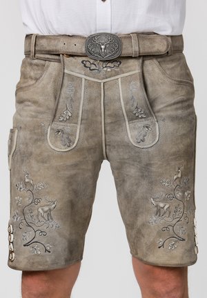 Braune Lederlederhosen-Shorts mit gesticktem Hirsch und Eichenlaub, getragen mit einem Gürtel mit Hirschkopf-Schnalle.