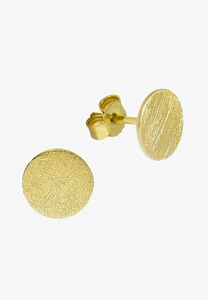 Runde goldene Steckerohrringe mit texturierten Oberflächen und Schmetterlingsverschluss auf weißem Hintergrund gezeigt.