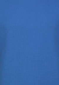 Textuurstof in levendig blauw, met een randachtig patroon dat gelijkmatig over het oppervlak is verdeeld, met een gladde afwerking.