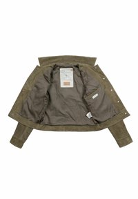 Olivgrüne Wildlederjacke, geöffnet, um ein graues Stofffutter zu zeigen, enthält Etiketten und eine Innentasche, die die handgefertigten Details hervorheben.