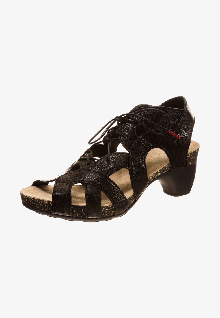 Sandale en cuir noir à bout ouvert, talon bas, côtés ajourés, lacets à l'avant, et semelle intérieure beige rembourrée avec détail de semelle tachetée.