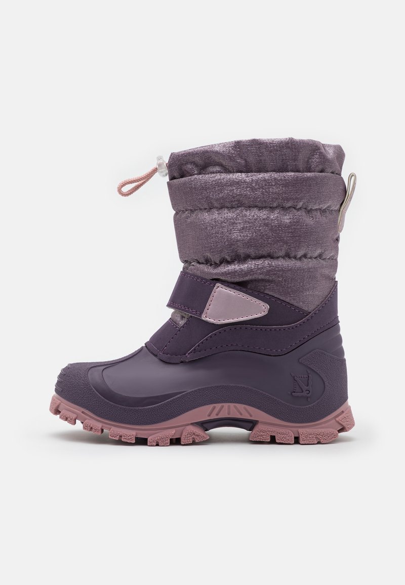 Botte d'hiver violette avec une base en caoutchouc résistant à l'eau, une tige en tissu isolant, une sangle réglable et une semelle texturée pour une meilleure traction.