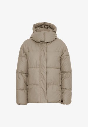 Beige pufi kabát magas gallérral, steppelt dizájnnal, hosszú ujjakkal és laza szabással. Simma, könnyű anyagból készült.