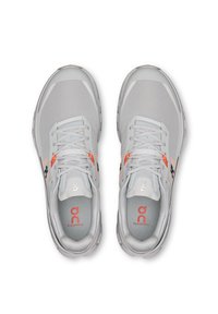 Scarpe sportive grigio chiaro con tomaia in mesh, contrassegnate da accenti arancioni, lacci bianchi e dettagli con il logo sui lati e sulle solette.