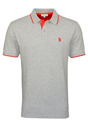 Jasnoszara koszulka polo z czerwonymi wykończeniami na kołnierzu i rękawach, plisą na dwa guziki oraz małym czerwonym haftowanym logo gracza polo na piersi.