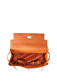 Sac à main en cuir tan avec un design structuré, comportant un fermoir en laiton, des compartiments intérieurs et une texture lisse avec des détails de couture.