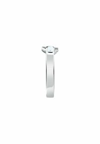 Anello in oro bianco con una pietra rettangolare trasparente in cima, superficie liscia e lucida, e un design geometrico semplice.