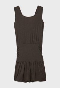 Tamnocrvena smeđa haljina bez rukava s pripijenim strukom, okruglim izrezom i naboranim rubom suknje, položena ravno na svijetloj pozadini.