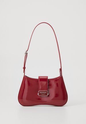 Sac à main en cuir verni rouge, de forme courbée, avec une fermeture à rabat et un accent logo en argent. Sangle d'épaule adjustable incluse.