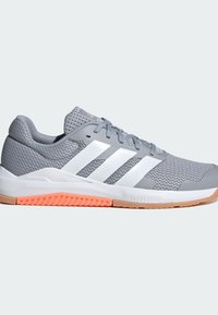 Szare buty sportowe z siateczkową cholewką, białymi paskami i pomarańczową gumową podeszwą. Smukły kształt i teksturowane detale zapewniają wsparcie.