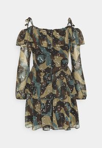 Robe à manches courtes, décolletée sur les épaules, en tissu transparent avec un motif camouflage multicolore, ornée de volants et d'un design de jupe à niveaux.