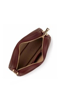 Borsa in pelle bordeaux con zip dorata. Texture liscia, forma rettangolare e un interno aperto che mette in mostra una fodera beige.