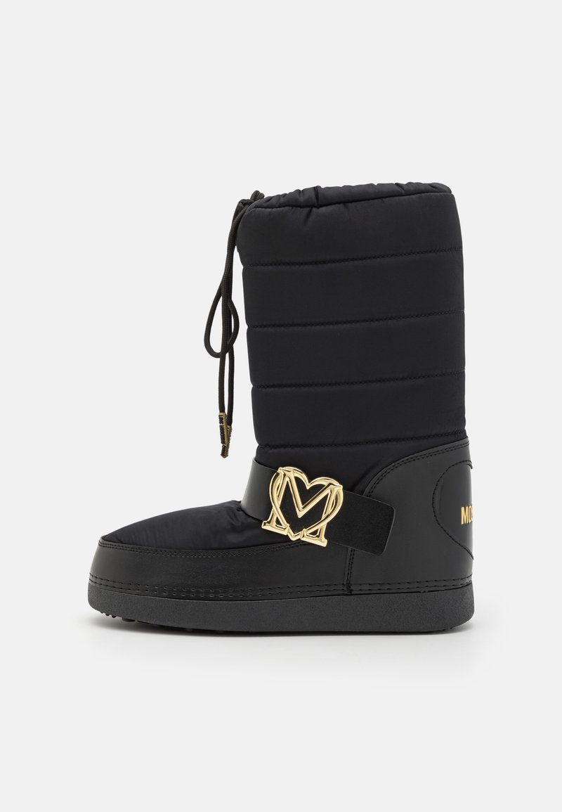 Μαύρη χειμερινή μπότες με καπιτονέ σχέδιο, καουτσούκ σόλα, ρυθμιζόμενο κορδόνι και χρυσές λεπτομέρειες με λογότυπο στο πλάι.